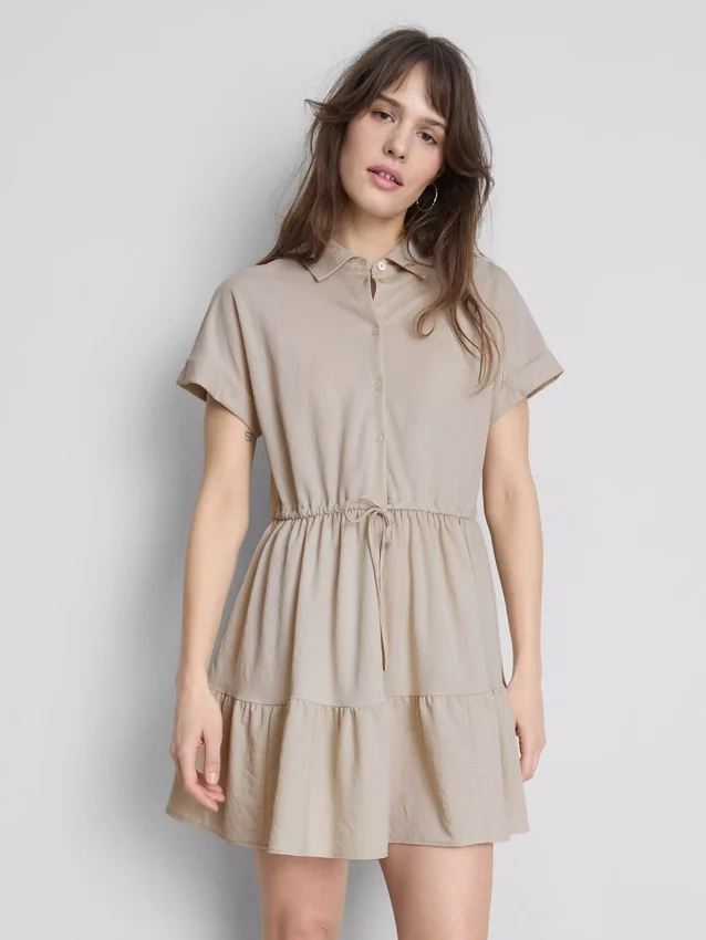 Mini vestido de manga corta con volantes