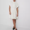 Mini vestido de manga corta con volantes