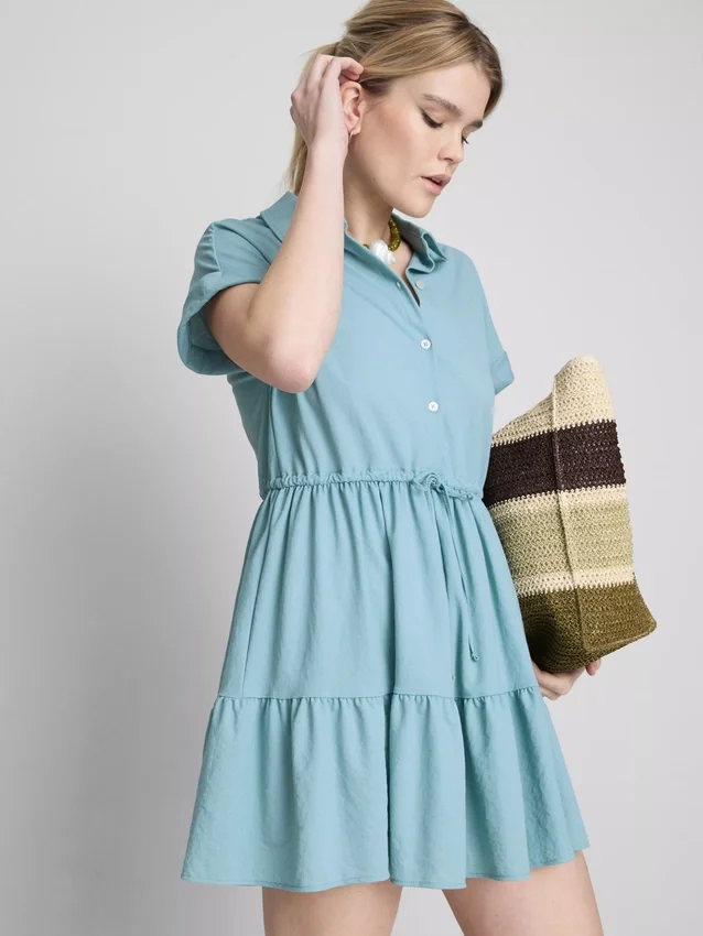 Mini vestido de manga corta con volantes