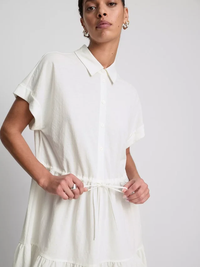 Mini vestido de manga corta con volantes