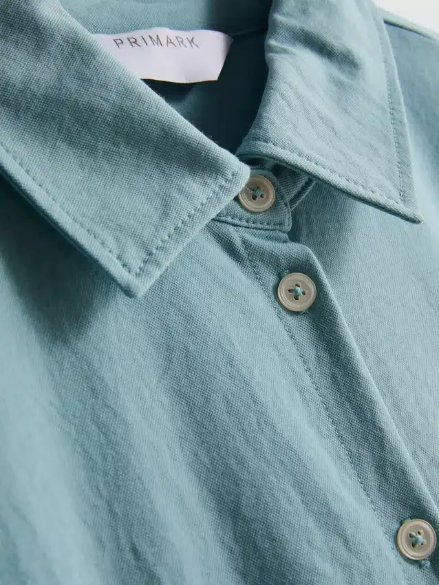 Mini vestido de manga corta con volantes