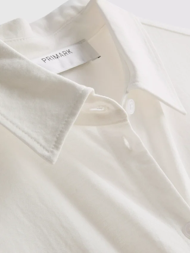 Mini vestido de manga corta con volantes