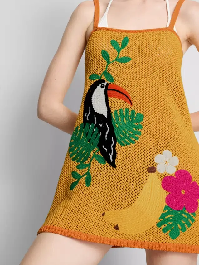 Mini vestido de playa de croché con bordados