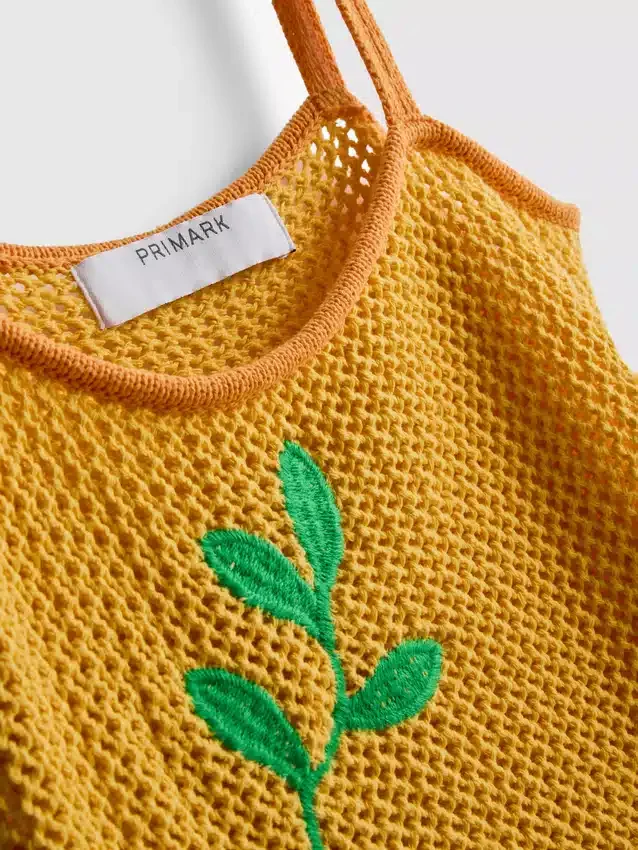 Mini vestido de playa de croché con bordados