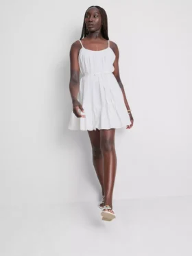 Mini vestido de popelín con volantes y tirantes