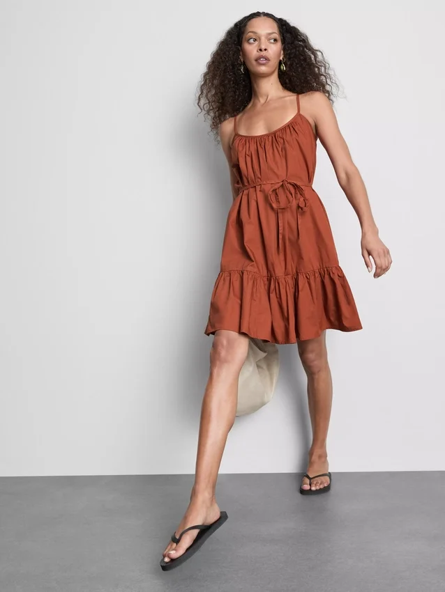 Mini vestido de popelín con volantes y tirantes