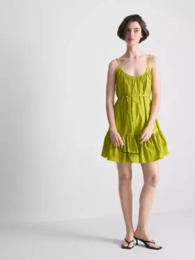 Mini vestido de popelín con volantes y tirantes