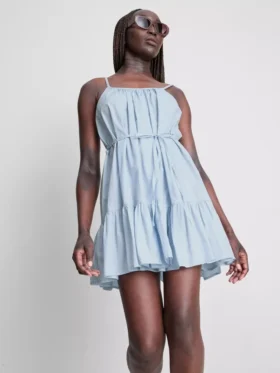 Mini vestido de popelín con volantes y tirantes