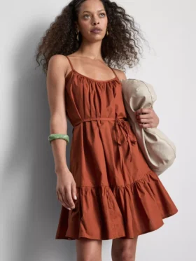 Mini vestido de popelín con volantes y tirantes