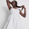 Mini vestido de popelín con volantes y tirantes