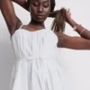 Mini vestido de popelín con volantes y tirantes