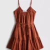 Mini vestido de popelín con volantes y tirantes