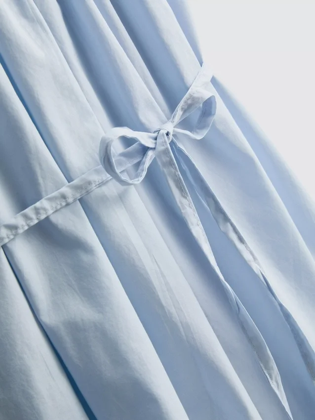 Mini vestido de popelín con volantes y tirantes