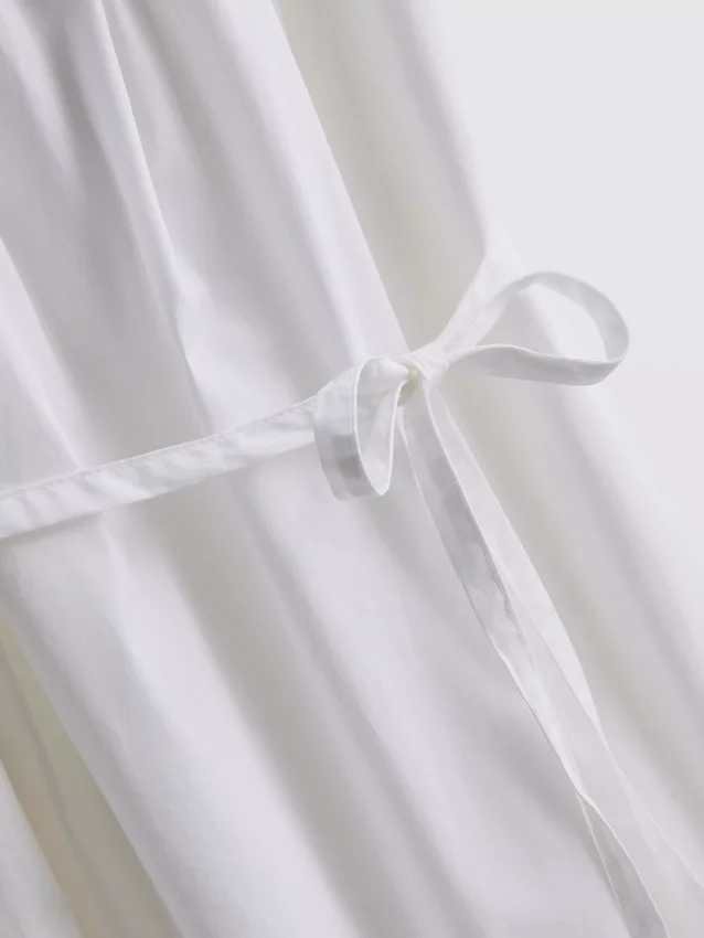 Mini vestido de popelín con volantes y tirantes