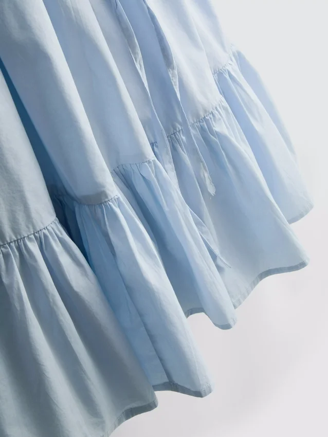 Mini vestido de popelín con volantes y tirantes