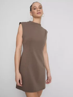 Mini vestido esculpido con mangas casquillo