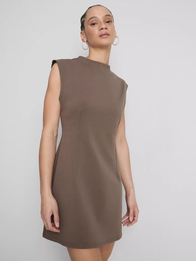 Mini vestido esculpido con mangas casquillo