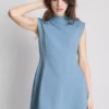 Mini vestido esculpido con mangas casquillo