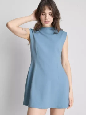 Mini vestido esculpido con mangas casquillo