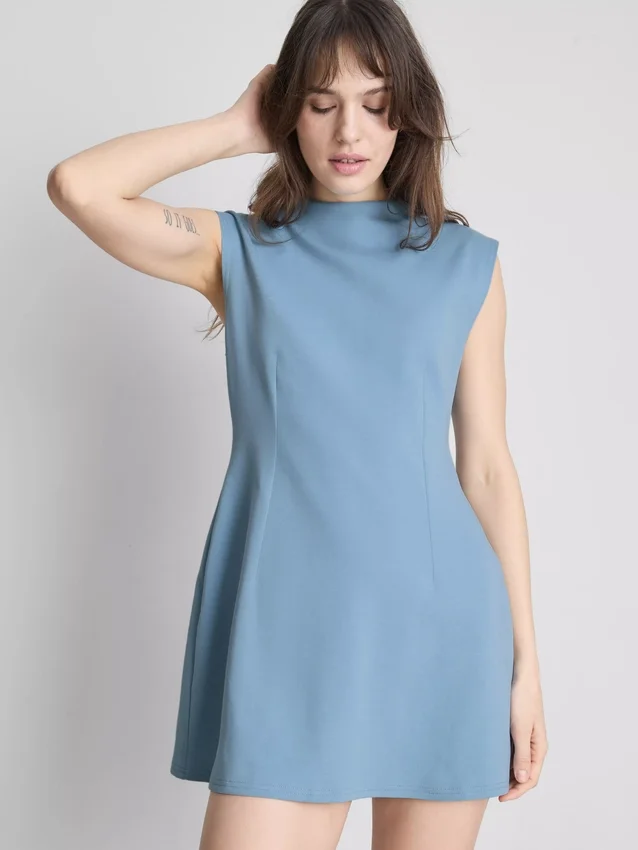 Mini vestido esculpido con mangas casquillo