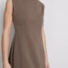 Mini vestido esculpido con mangas casquillo