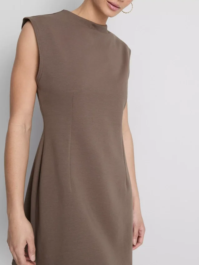 Mini vestido esculpido con mangas casquillo