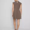 Mini vestido esculpido con mangas casquillo