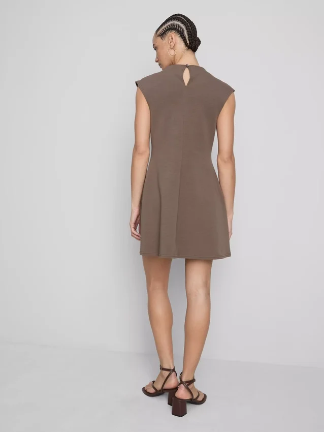Mini vestido esculpido con mangas casquillo
