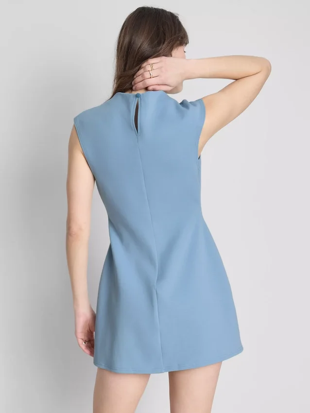 Mini vestido esculpido con mangas casquillo