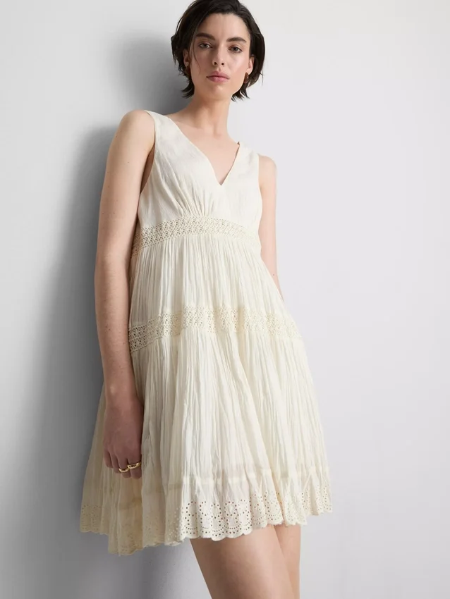 Minivestido arrugado con cuello en V