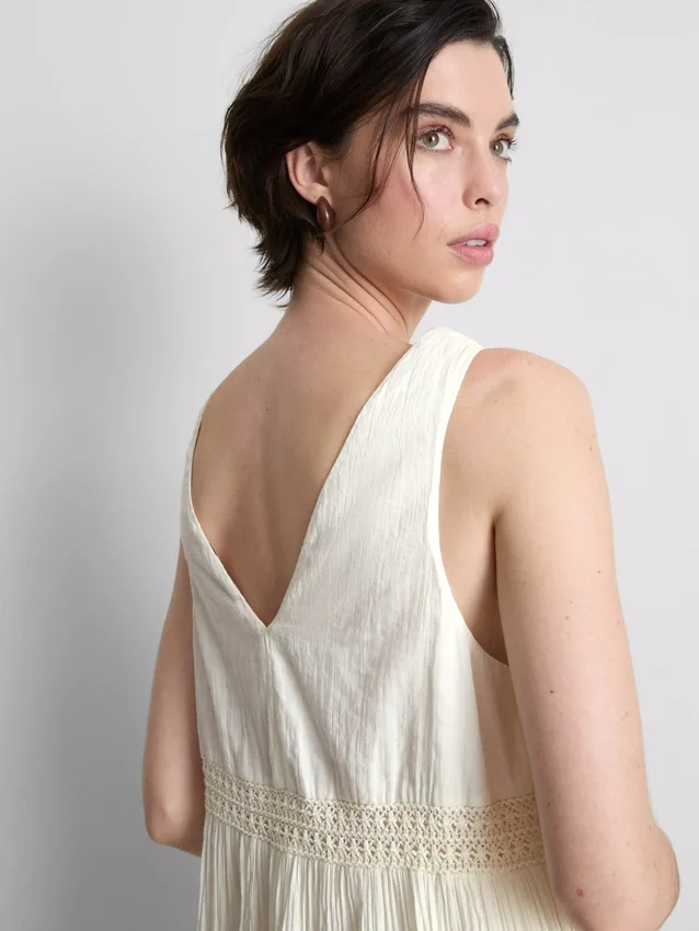 Minivestido arrugado con cuello en V