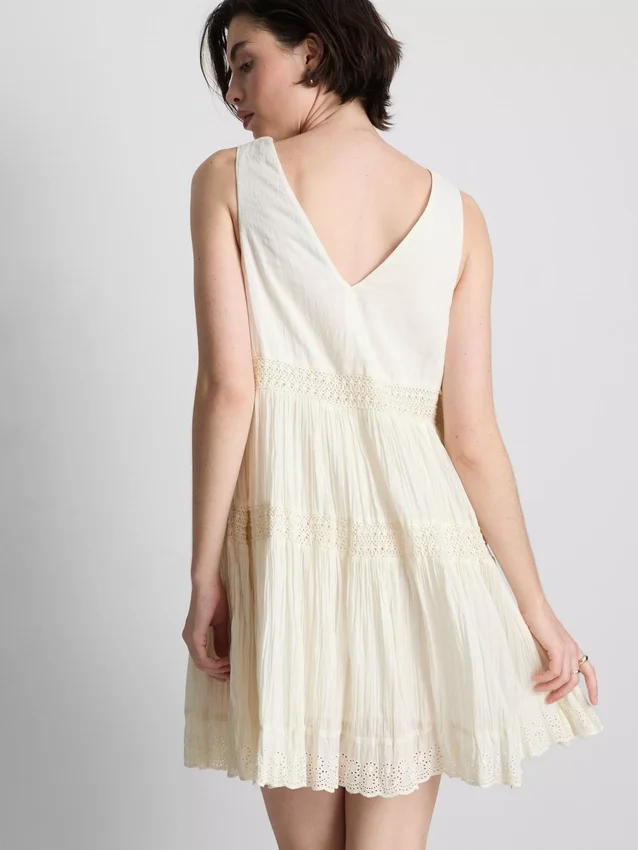 Minivestido arrugado con cuello en V