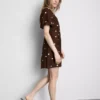 Minivestido con mangas abullonadas y botones
