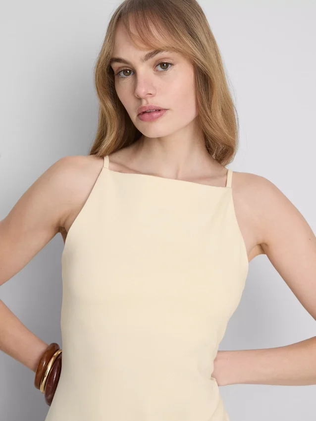 Minivestido de cuello cuadrado