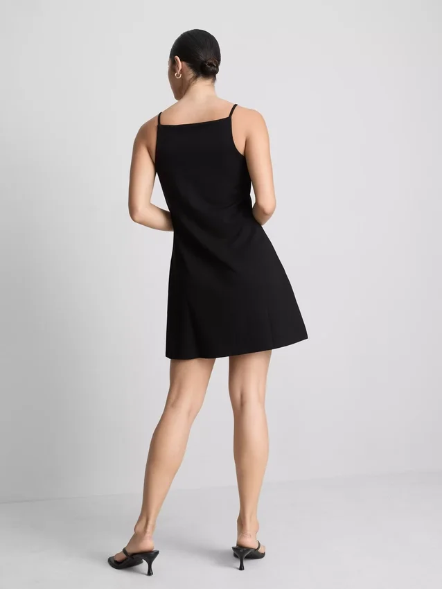 Minivestido de cuello cuadrado