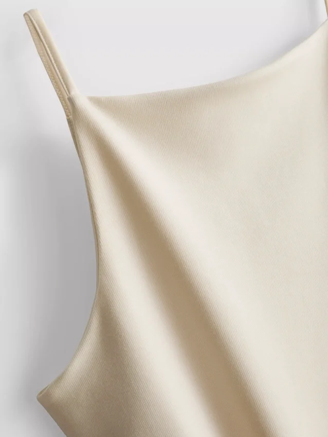 Minivestido de cuello cuadrado