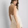 Minivestido halter de croché con cuello vuelto