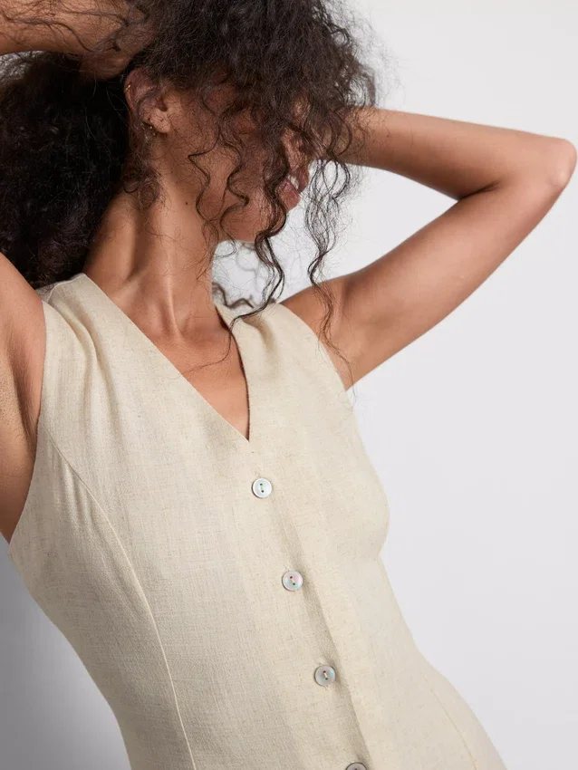 Minivestido sin mangas con cuello en V