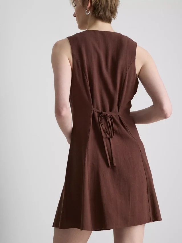 Minivestido sin mangas con cuello en V
