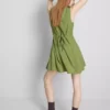 Minivestido sin mangas con cuello en V