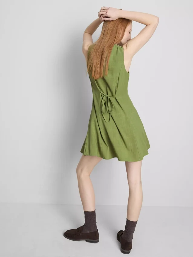 Minivestido sin mangas con cuello en V