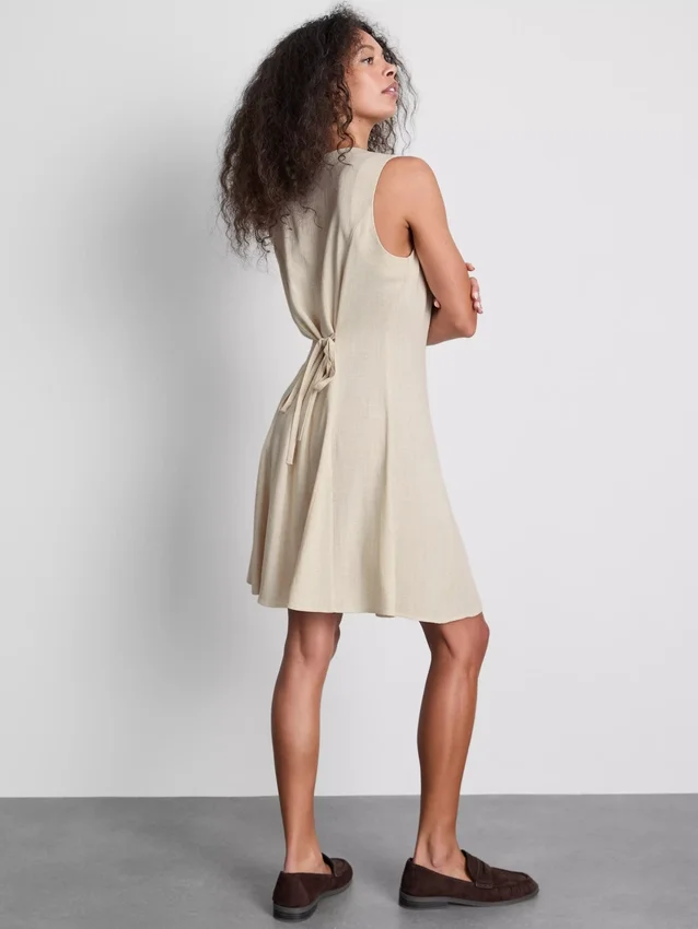Minivestido sin mangas con cuello en V