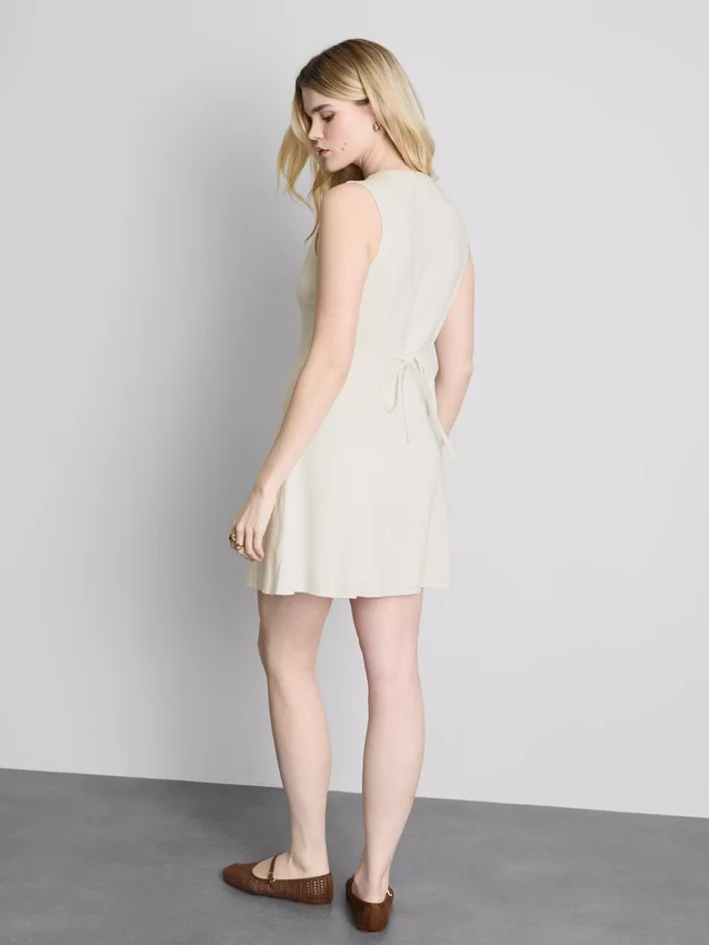 Minivestido sin mangas con cuello en V