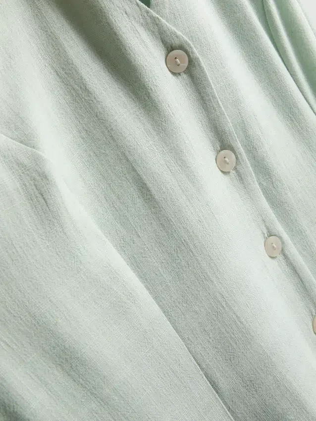 Minivestido sin mangas con cuello en V