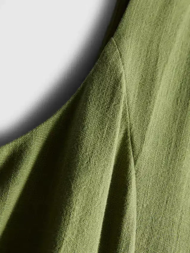 Minivestido sin mangas con cuello en V