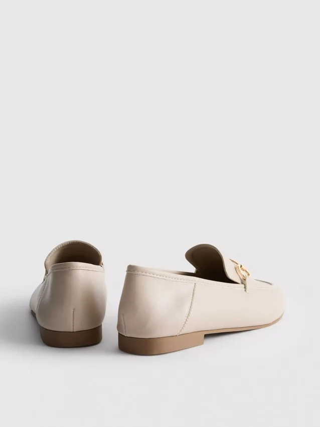 Mocasines con detalle de brida