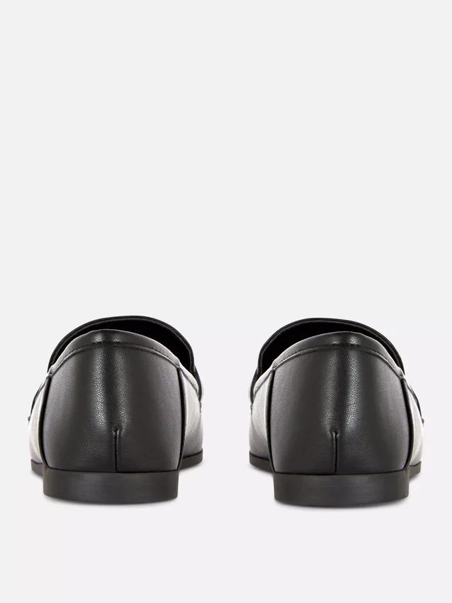 Mocasines con hebilla de imitación de cuero