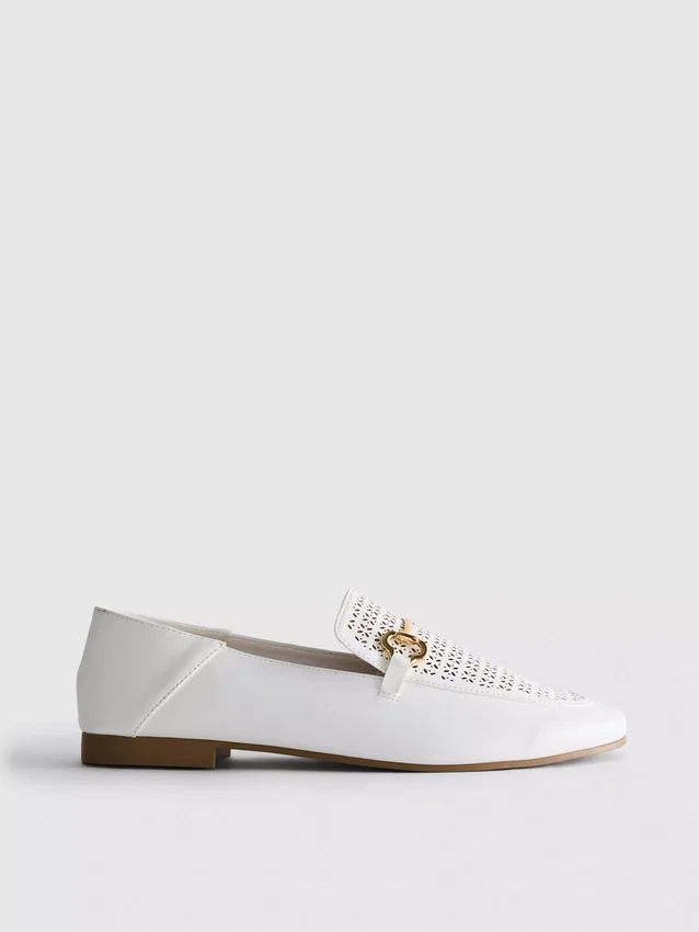 Mocasines de imitación de cuero con diseño de bocado de cabestro cortado con láser