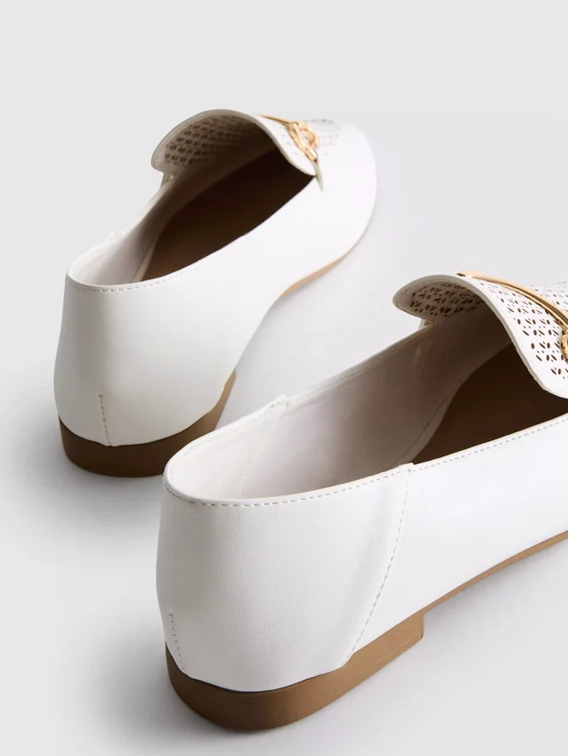 Mocasines de imitación de cuero con diseño de bocado de cabestro cortado con láser