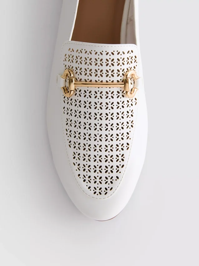 Mocasines de imitación de cuero con diseño de bocado de cabestro cortado con láser